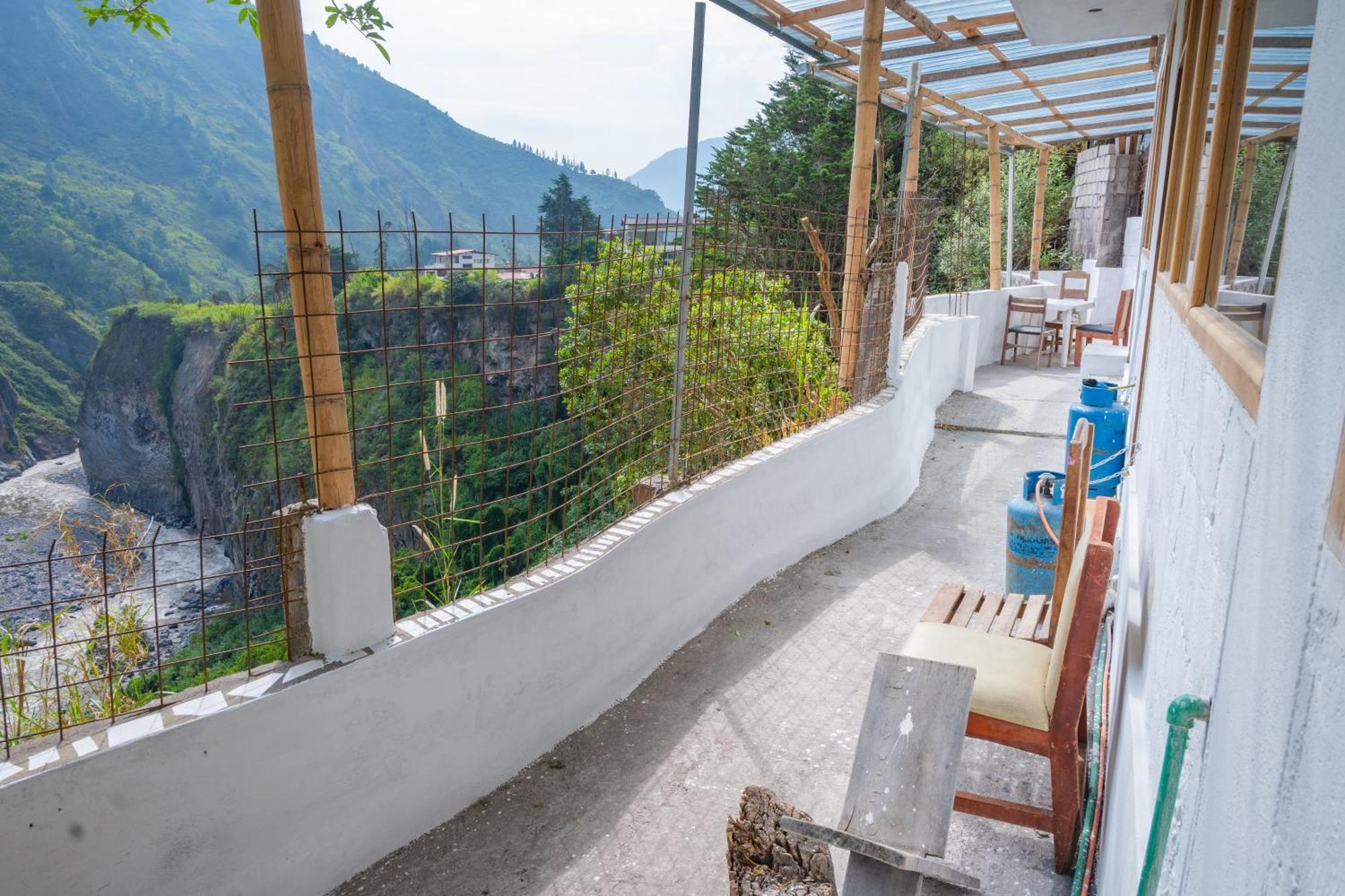 Backpackers-Balcones-River-Lodge バーニョス エクステリア 写真