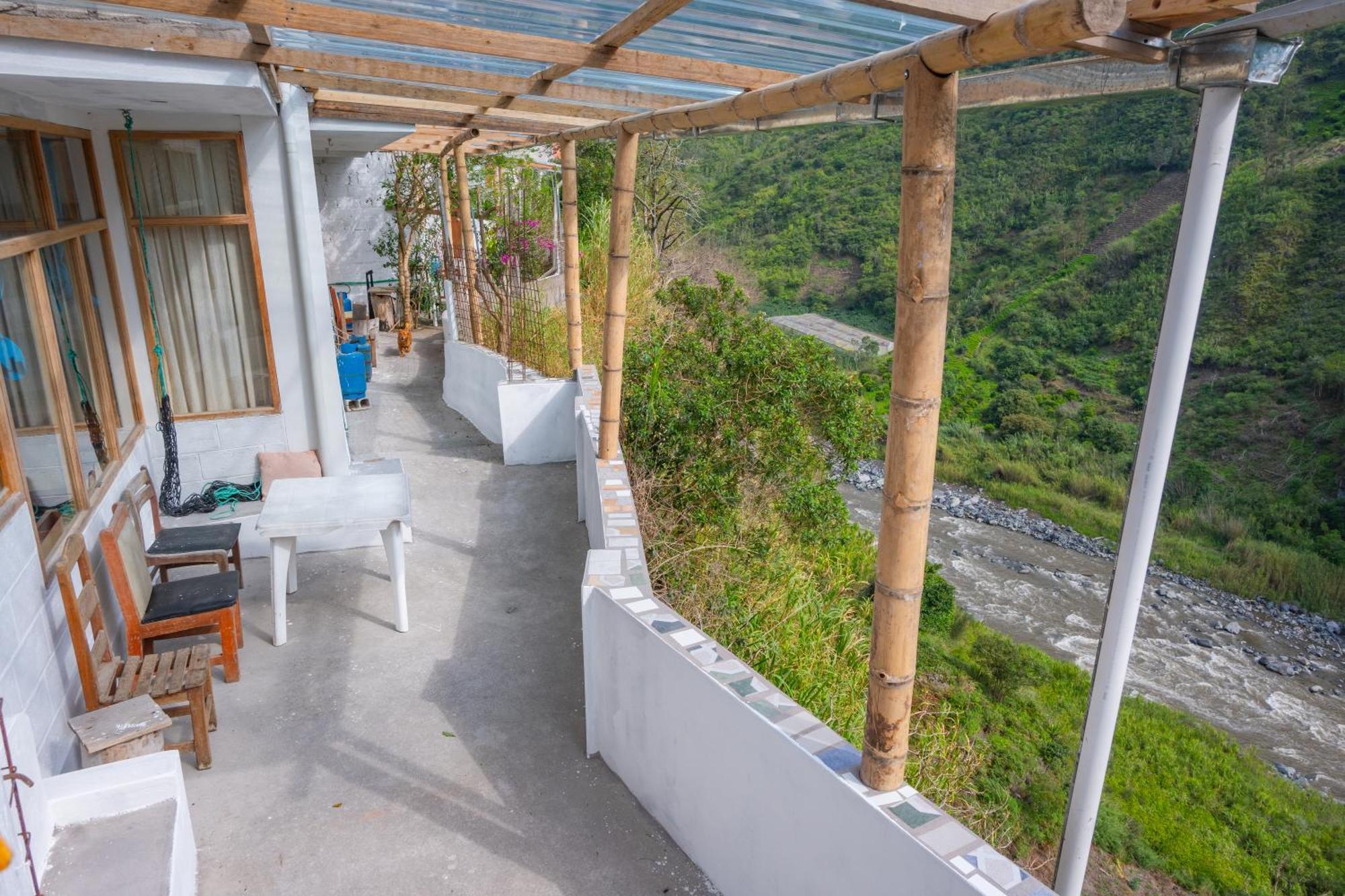 Backpackers-Balcones-River-Lodge バーニョス エクステリア 写真